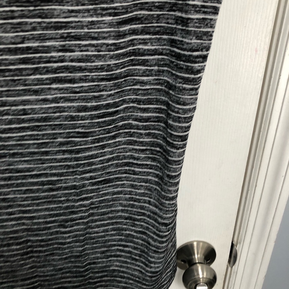 Athleta Charcoal Stripe Scoop V-Neck Short Sleeve Breezy Tee Top Size Large - Picture 15 of 15